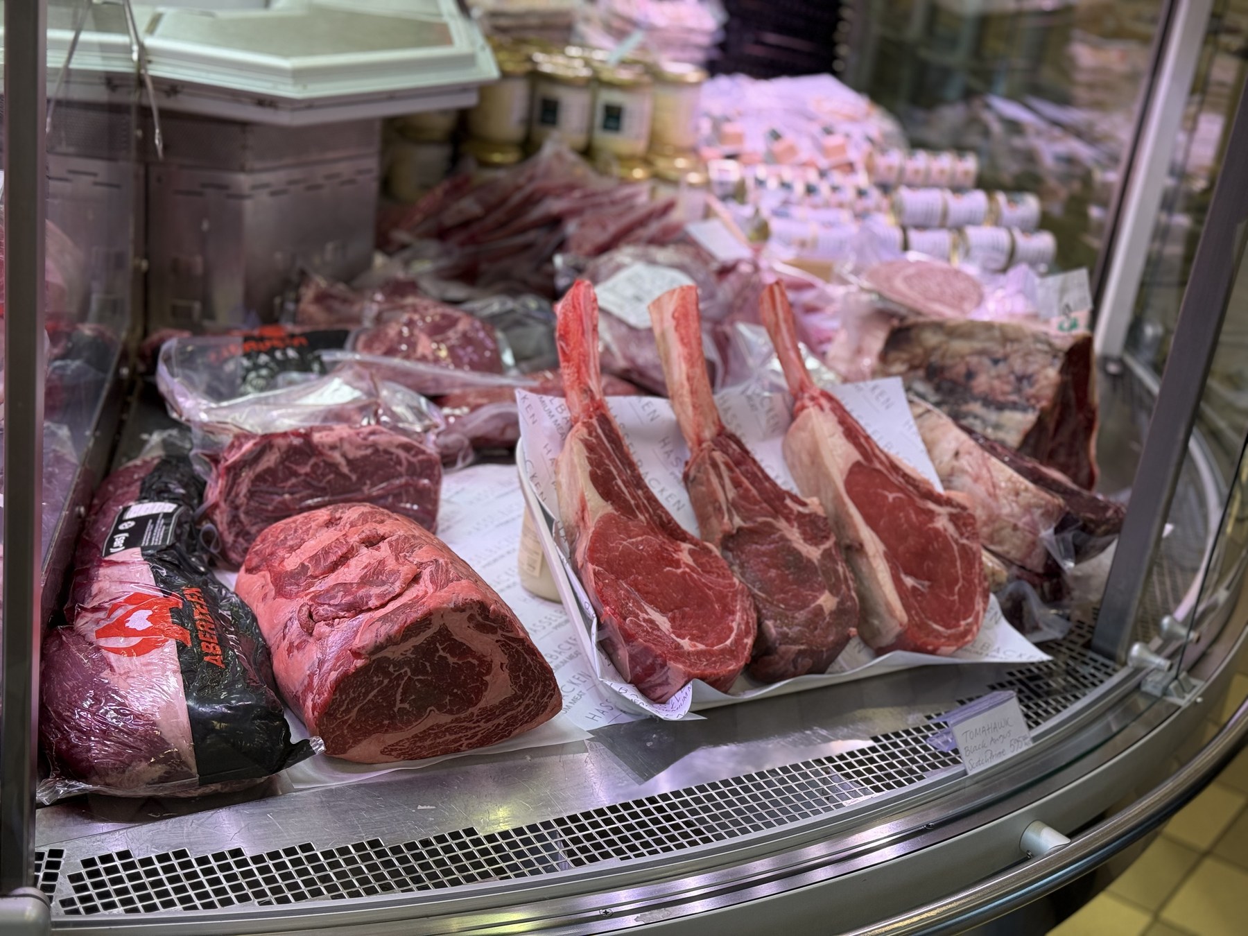 Tomahawk och helstycken i Hasselbackens köttdisk