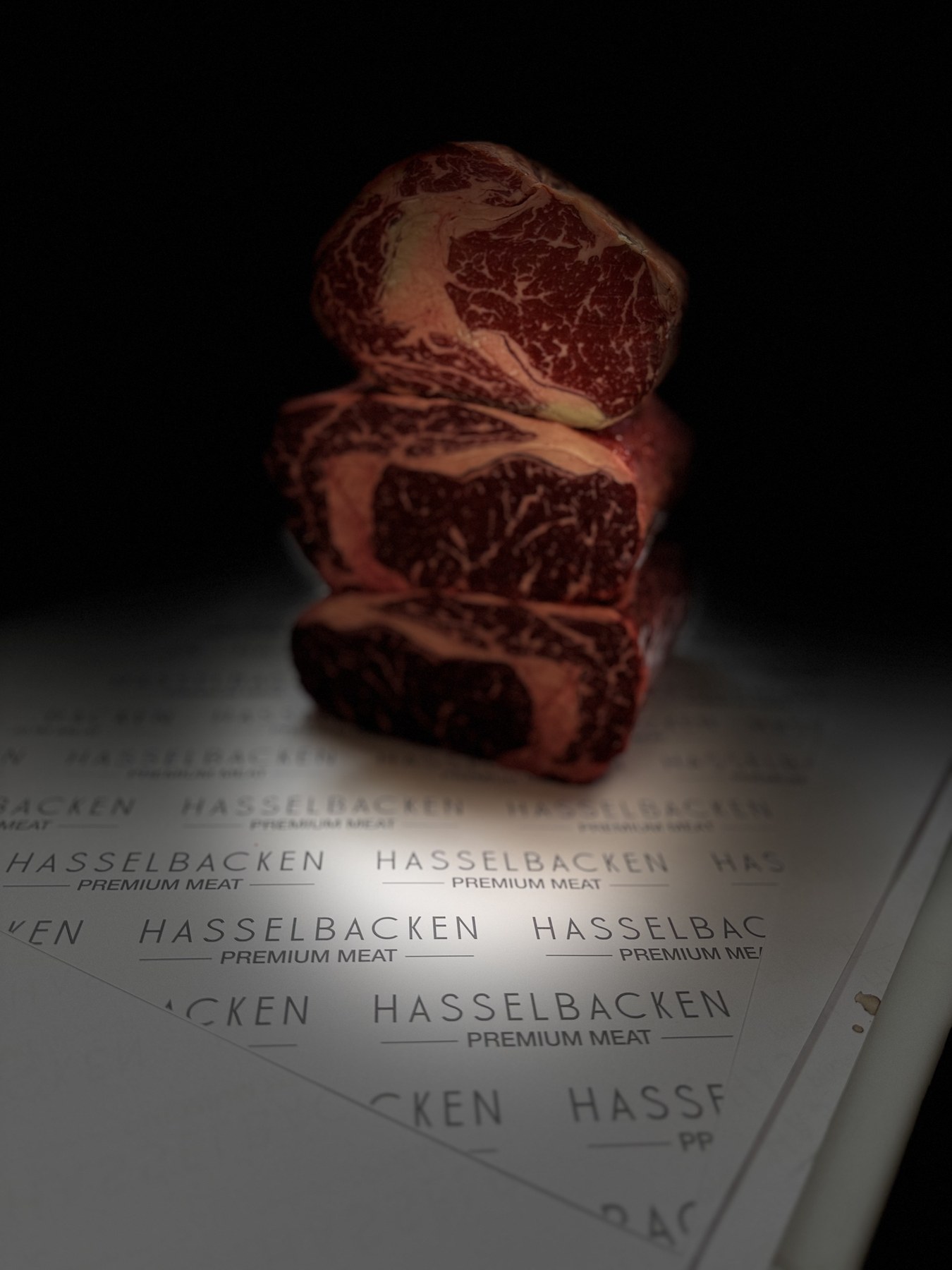 Mörklagrade ryggbiffar staplade på Hasselbackens papper